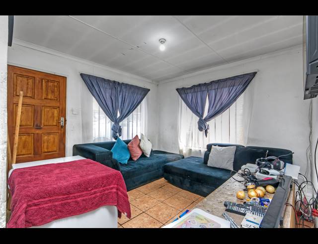 3 BEDROOM HOUSE FOR SALE IN COSMO CITY
